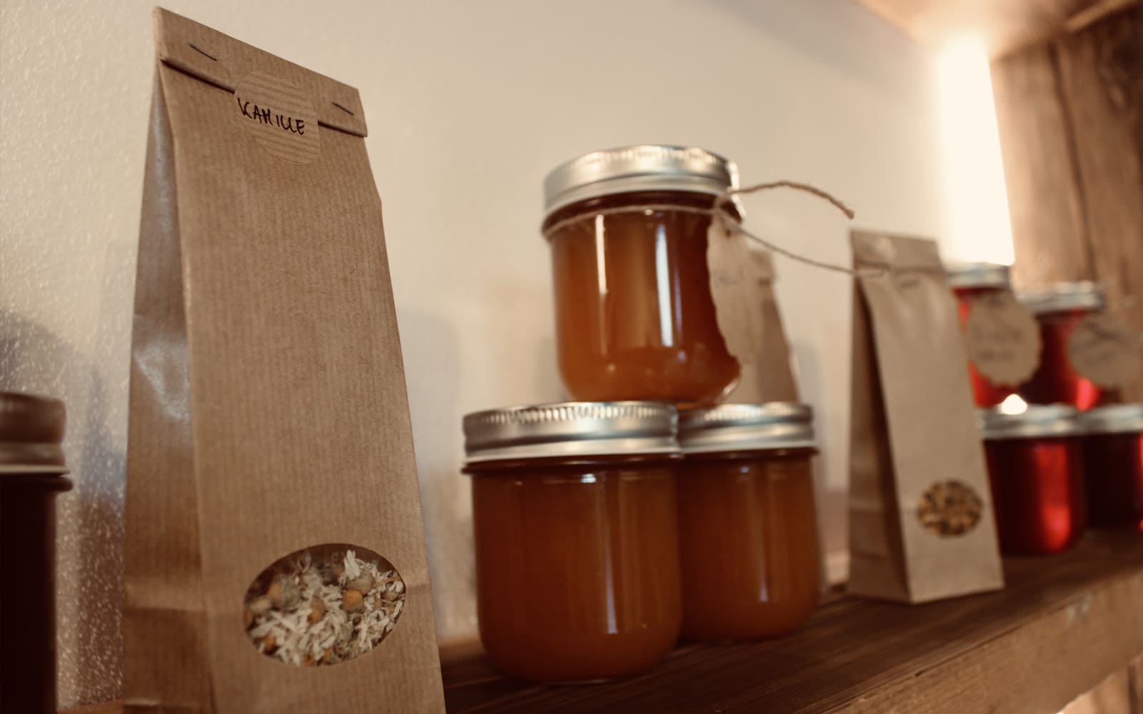 Binderhof in Sarns Kamillentee im Hofladen